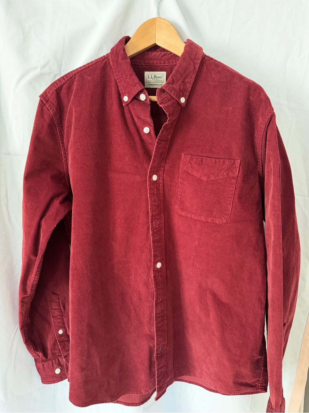Vintage L.L. Bean Men's traditional fit Wine Red Corduroy Button-Down Shirt M